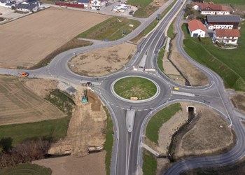 Die Bauarbeiten zum Ausbau der Bundesstraße B 588 zwischen Reischach und der Bezirksgrenze sind abgeschlossen. - DE