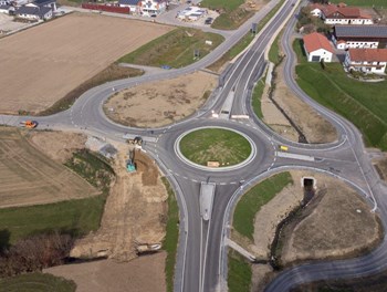 Die Bauarbeiten zum Ausbau der Bundesstraße B 588 zwischen Reischach und der Bezirksgrenze sind abgeschlossen. - DE