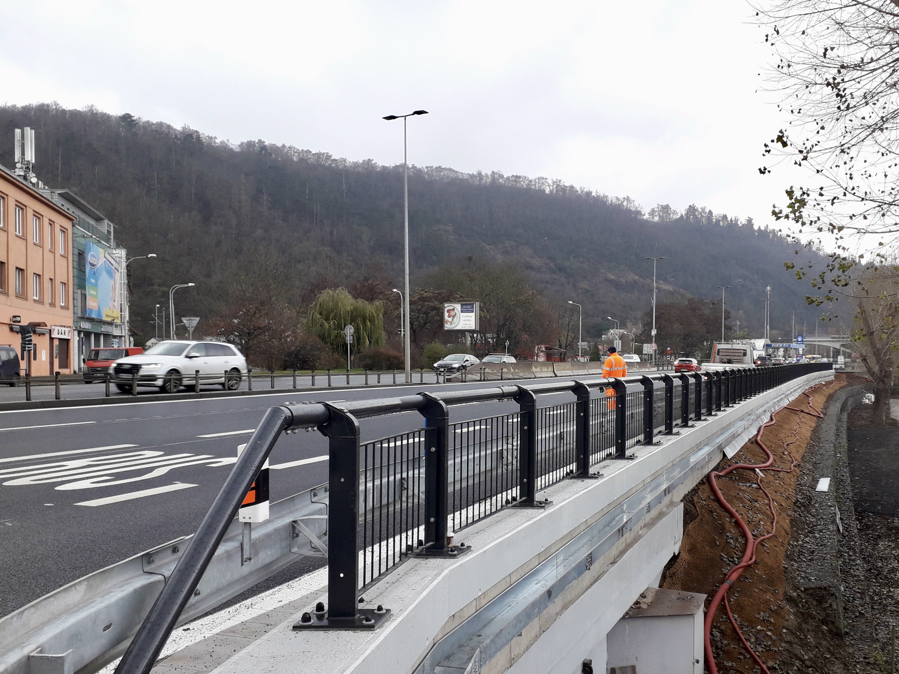 Praha 5 – rozšíření ul. Strakonická, výstavba vyhrazeného pruhu - Straßen- und Brückenbau