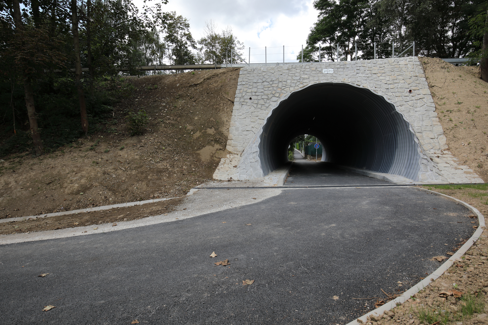 Výstavba stezky a podchodu pod silnicí I/3 ve Velešíně - Straßen- und Brückenbau