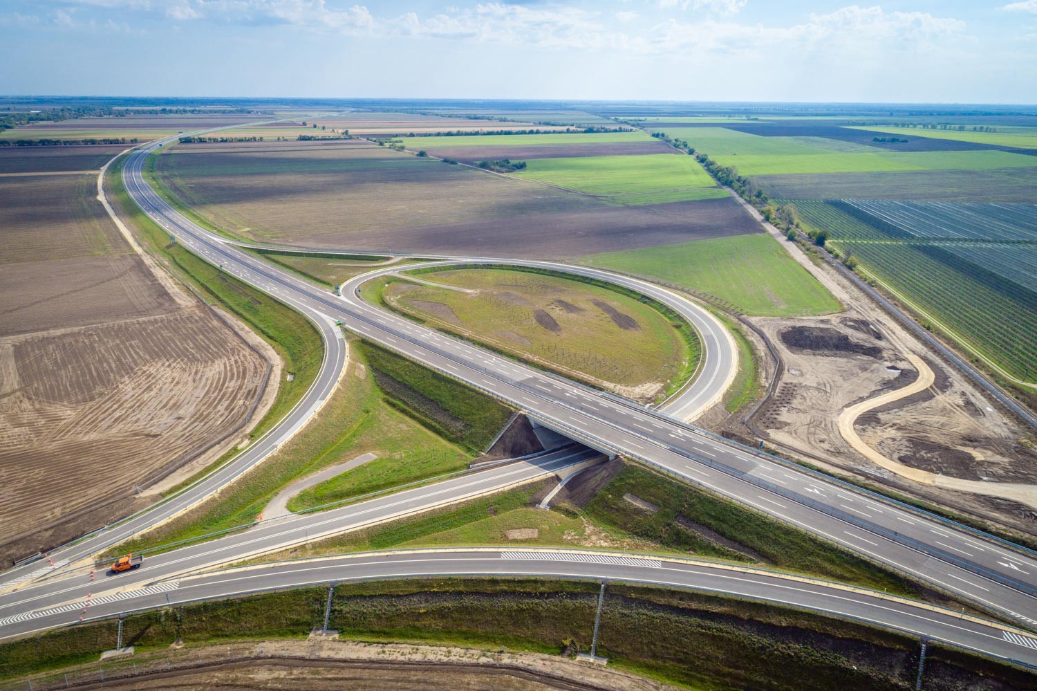 M44 gyorsforgalmi út - Straßen- und Brückenbau