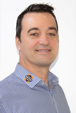  Gary Holden 