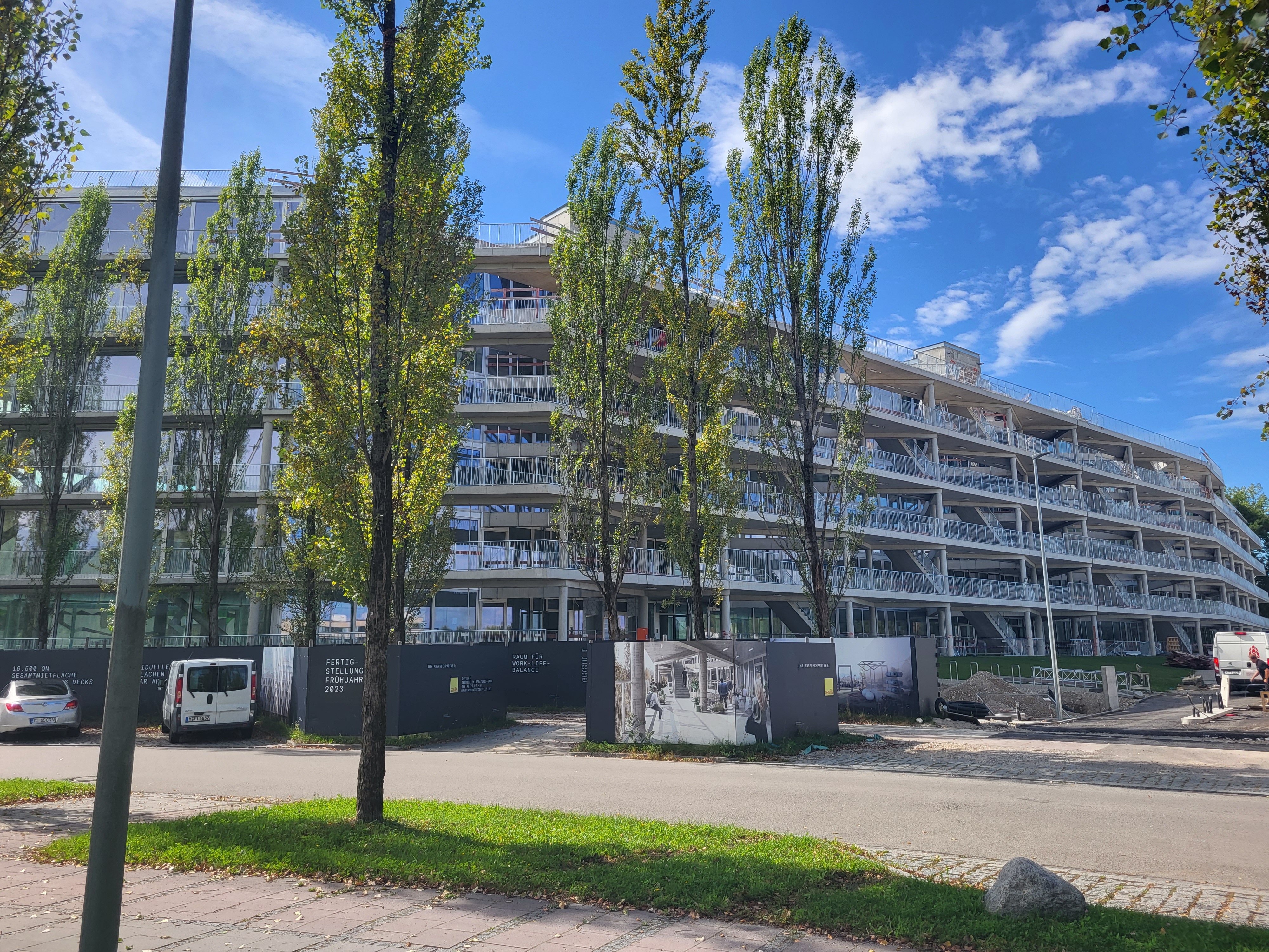 Hammerschmidt - Bürogebäude mit Dachterrasse und offenem Parkdeck - Hochbau