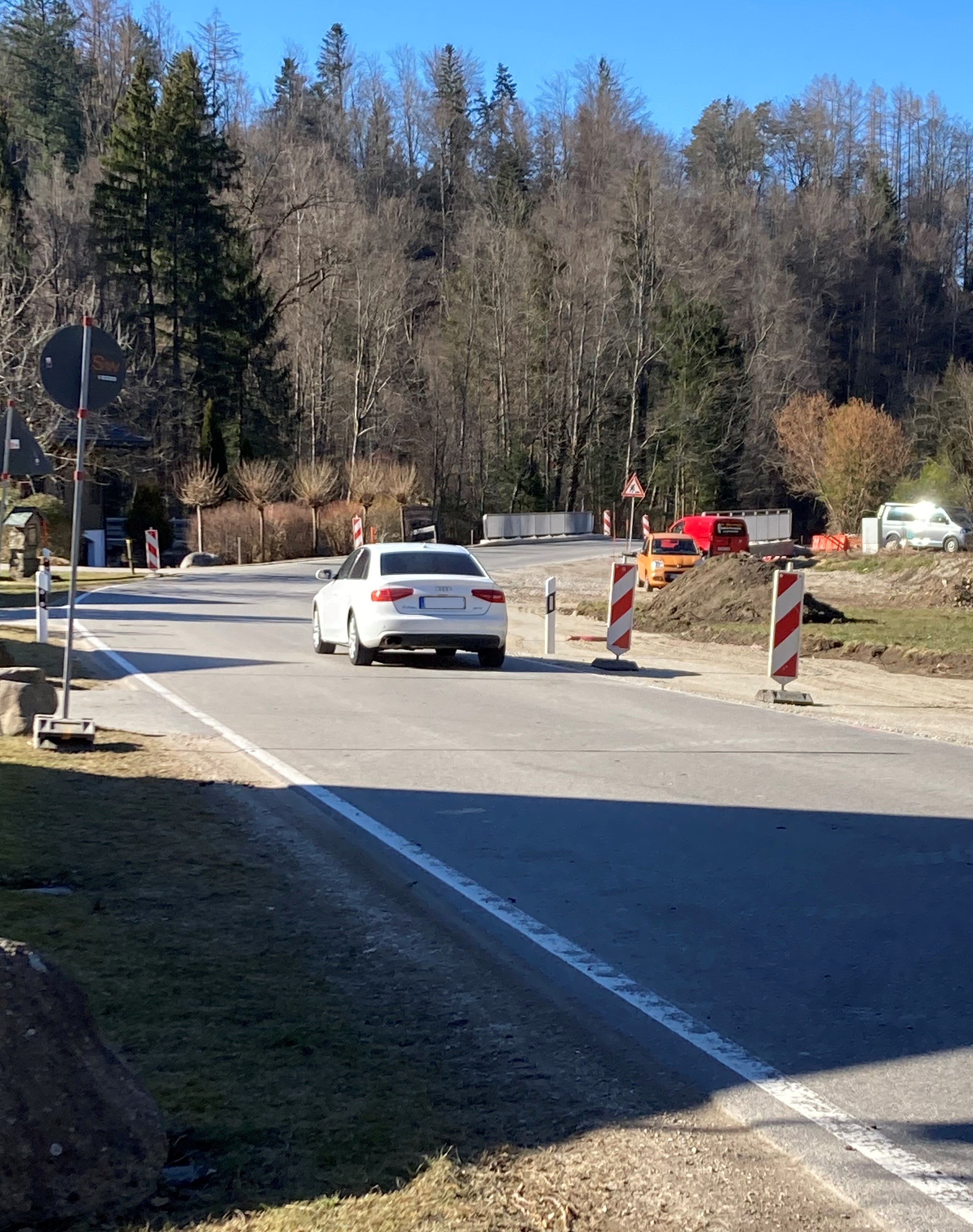Sechs Wochen Vollsperrung der Staatsstraße zwischen Achthal und Oberteisendorf - Ende der Winterpause, Geh- und Radweg wieder im Bau - DE