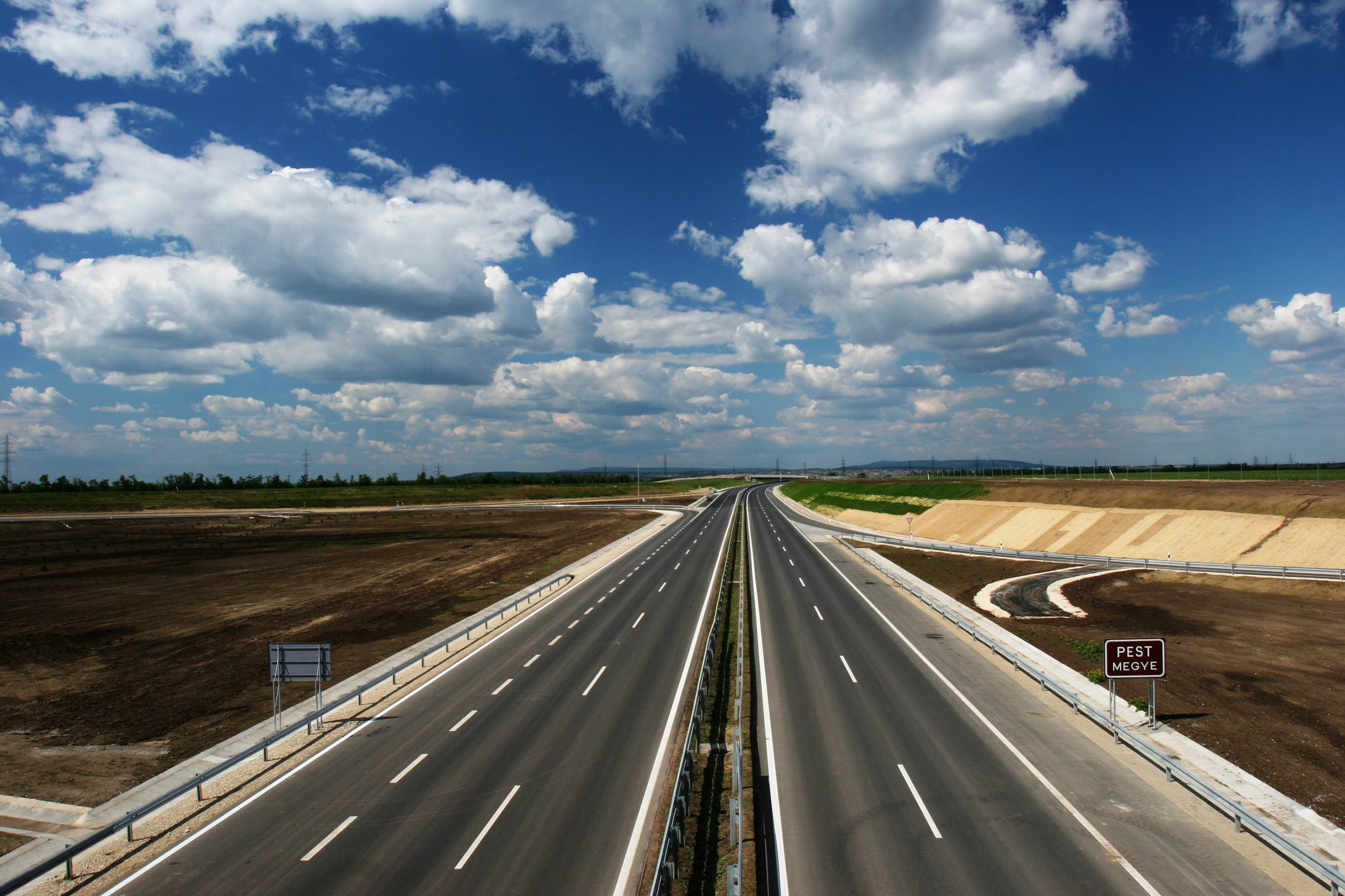 M6 autópálya  - Straßen- und Brückenbau